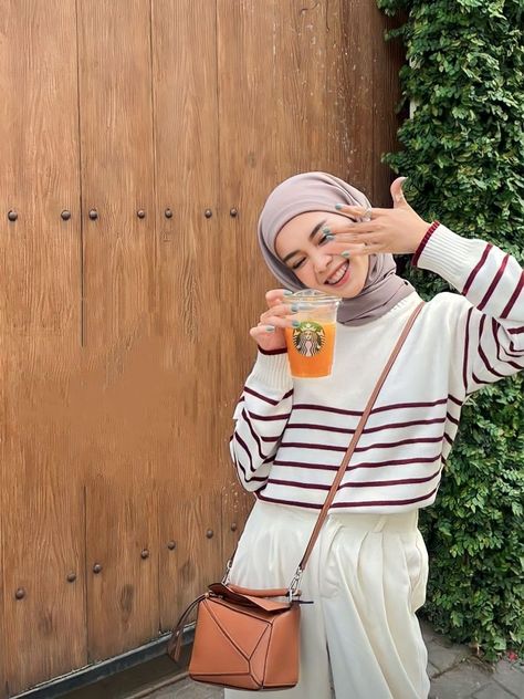 Striped Shirt Outfit Hijab, Knitwear Outfit Hijab, Sweater Outfits Hijab, Knitwear Hijab, Red Hijab, Striped Sweater Outfit, Ootd Pinterest, Striped Knitwear, Dress Gamis