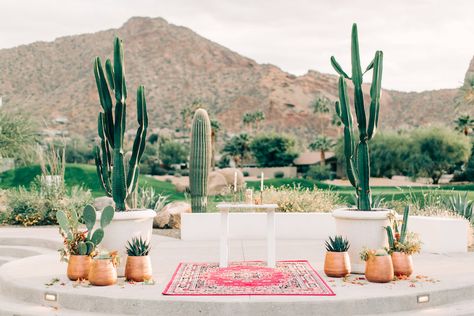 Cactus Ceremony Decor, Arizona Desert Wedding, Succulent Wedding Centerpieces, Dessert Wedding, Lilac Wedding Bouquet, Southwestern Wedding, Az Wedding, Cactus Wedding, Modern Desert