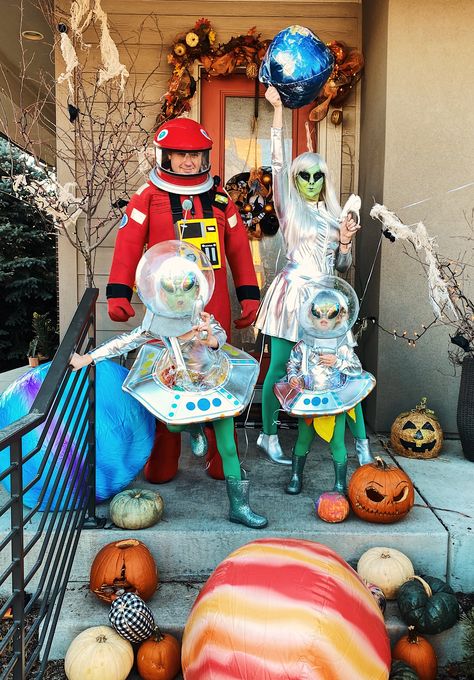 Family Halloween costume ufos and aliens Astronaut Halloween Family Costume, Space Alien Family Costume, Martian And Astronaut Costume, Alien Family Costume Ideas, Alien Group Halloween Costumes, Alien Aesthetic Outfit Halloween, Astronaut Family Costume Diy, Outerspace Costume Ideas, Space Balls Costume