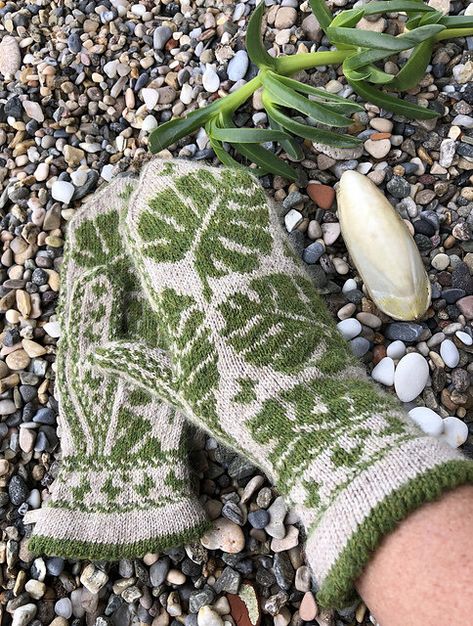 Leaf Knitting Pattern, Pullover Sweater Knitting Pattern, Monstera Pattern, Colorwork Knitting Patterns, Knitted Mittens Pattern, Mug Rug Patterns, Knitted Mittens, Colorwork Knitting, Aran Weight Yarn