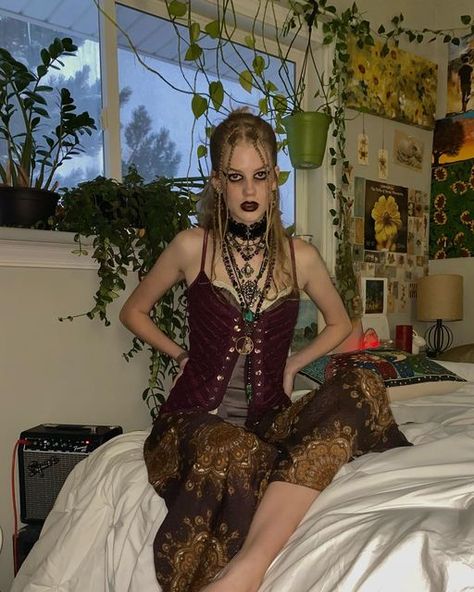 Casual Whimsigoth, Whimsigoth Outfits With Pants, Whimsigoth Outfits Purple, Whimsigoth Skirt, Whimsigoth Black Skirt Outfit, Whimsigoth Mini Skirt, Fairy Grunge Outfit, Blonde Goth, Whimsical Gothic