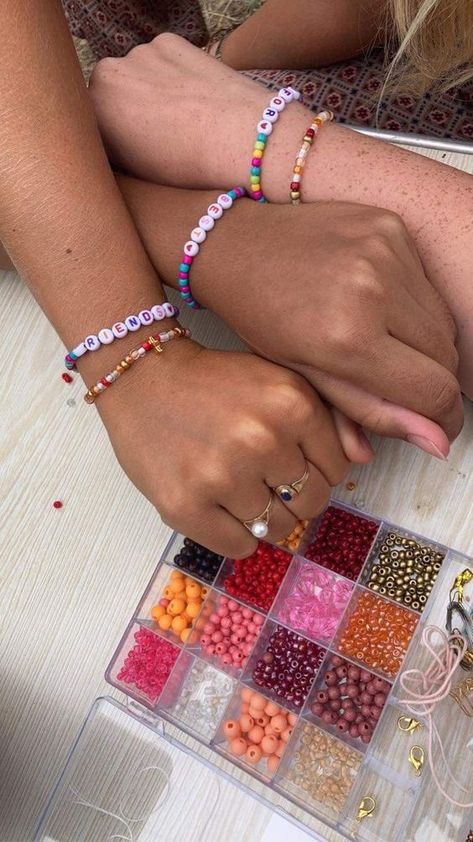 Besties Bracelet Diy, Matching Bracelets Friend Group, Friends Making Bracelets Aesthetic, Bead Bracelets For Friends, Trio Bracelets Aesthetic, Making Bracelets With Friends Aesthetic, Bff Bracelets Aesthetic, Friendship Bracelets Making Aesthetic, Diy Matching Bracelets Best Friends