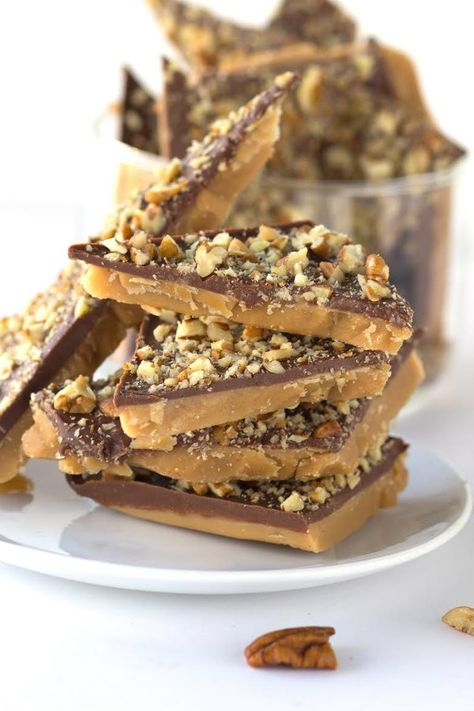 Homemade Heath Bars recipe - by RecipeGirl.com Heath Bar Recipes, Heath Bar, Toffee Recipe, Heath Bars, Candy Recipes Homemade, Christmas Candy Recipes, Melting Chocolate Chips, S'mores, Homemade Candies