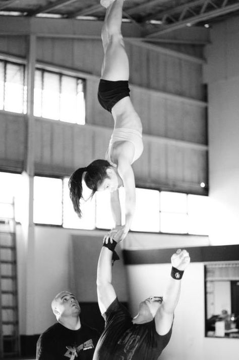 cheerleading. FOLLOW me in my TWITTER: @nayviessgarcia y te doy FOLLOW aqui :D Acro Moves, Cheer Wallpapers, Hand Balancing, Cross Fitness, Crossfit Inspiration, Cheer Life, Cheer Stunts, Cheer Outfits, Cheerleading Dance