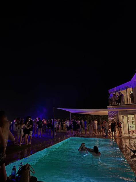 Pool Party Alcohol Drinks, Big House Party Aesthetic, 2000s Pool Party, Pool Party At Night, Fancy Pool Party, Suits With Skirts, La Pool Party, Pool House Party, Summer House Party