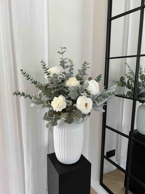 White And Green Flowers Wedding, Green Flowers Wedding, Modern Vases Decor, White And Green Flowers, Center Table Decor, Fake Flower Arrangements, Fake Flower Bouquet, Open Rose, Faux Floral Arrangement