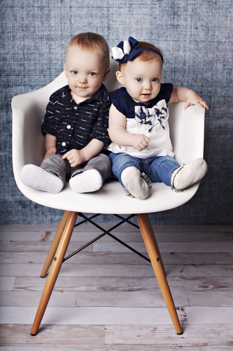 One Year Old Twins Photo Shoot, Kid Picture Poses, 1 Year Photo Shoot, Lifestyle Posing, Shoot Moodboard, Twin Baby Boys, Twin Photos, Boy Girl Twins, Mommy Goals