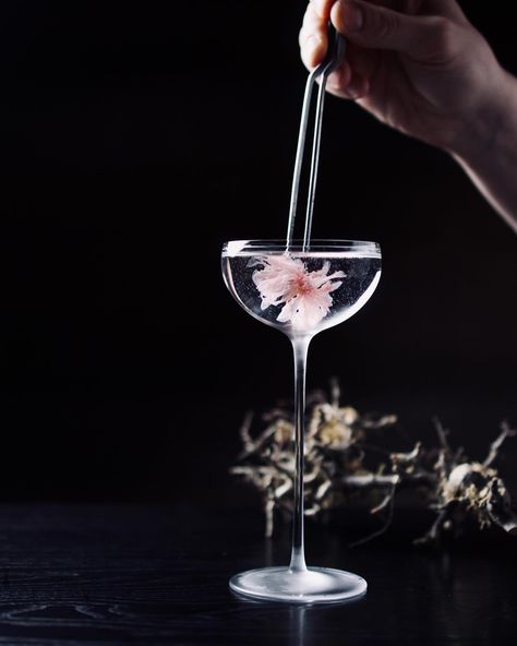 𝗝𝗔𝗣𝗔𝗡𝗘𝗦𝗘 𝗗𝗥𝗬 ⠀ Gin Tanjaku , Matcha Tea, Sake Vermouth, Black Rice ⠀ 1️⃣Everything in this cocktail is Japanese, from the glass to the decoration. “Tanjaku” is a Japanese gin based on traditional botanicals: Japanese sanse pepper gives the taste a unique piquancy, Japanese citrus yuzu has a cool refreshing effect, and tea with a pleasant astringent taste perfectly balances Tenjaku Gin and makes its taste truly authentic. We added Matcha tea to this composition ilusing vacuum distillation. ⠀ 2... Asian Inspired Cocktails, Asian Cocktails, Sake Cocktails, Matcha Cocktail, Japanese Cocktails, Sake Cocktail, Japanese Drinks, Tea Cocktails, Japanese Sake