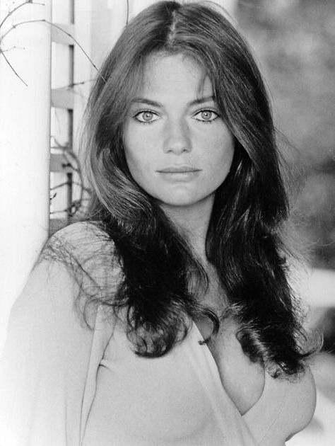 Jacqueline Bisset Making her film debut in 1965, Jacqueline Bisset and her sparkling green eyes made a serious impression on studio executives all over Hollywood. Just two years later, she appeared in the James Bond film, Casino Royale, and the following year Bisset made an appearance in the hit movie Bullit with Steve McQueen. Klasik Hollywood, Jacqueline Bissett, Jacqueline Bisset, Jane Russell, Gene Kelly, Mae West, Jane Seymour, Classic Actresses, Farrah Fawcett