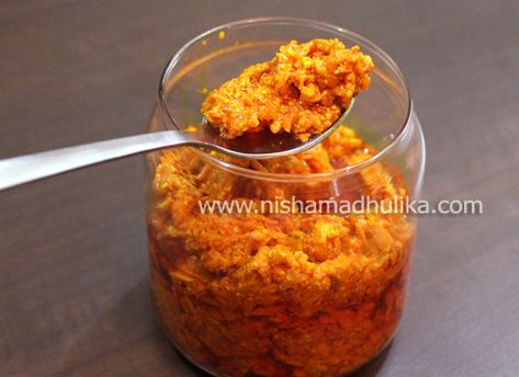 Tumeric pickle - Haldi Pickle Recipe - nishamadhulika.com Turmeric Pickle Recipe, Wild Fermentation, Canning Veggies, Desi Snacks, Indian Pickles, Achar Recipe, Raw Turmeric, Pakistani Cuisine, Blendtec Recipes