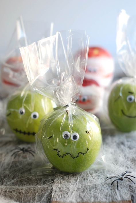 Healthy Food Projects For Kids, Healthy Halloween Treats For School, Apple Party Favors, Halloween Party Favors For Adults, Halloween Party Favor Ideas, Healthy Halloween Desserts, Halloween Treats For School, Halloween Fruit Snacks, Healthy Halloween Party Food