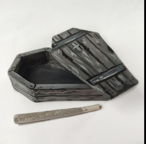 Supernatural Clay Ideas, Goth Ashtray, Grunge Pottery, Gothic Ashtray, Ashtrays Clay, Coffin Ashtray, Halloween Ashtray, Clay Coffin, Diy Ashtray