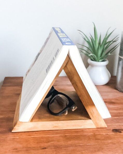 Diy Book Holder, Wood Book Stand, Diy Bookends, Book Holder Stand, Wood Scraps, Diy Wooden Projects, Paper Bookmarks, Currently Reading, Wood Shop Projects