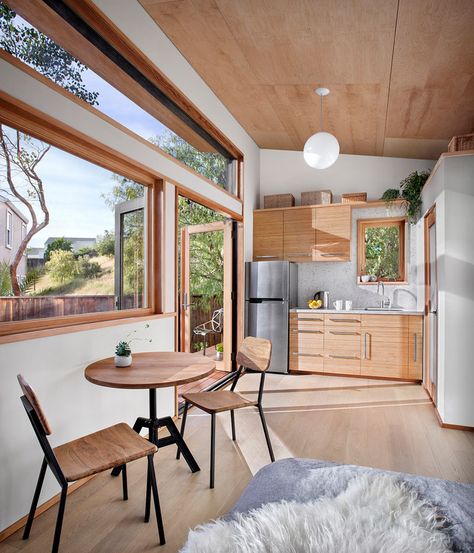 This small backyard guest house is big on ideas for compact living Small Luxury Homes, Guest House Ideas, Backyard Guest Houses, Pre Fab Tiny House, Tiny House Blog, Back House, Backyard Cottage, Granny Flats, Tiny House Interior Design