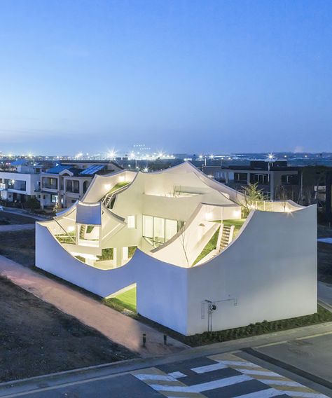 IROJE KHM builds 'flying house' for a pilot near incheon's international airport Flying House, Roof Architecture, Unique Buildings, Small Buildings, Modern Architecture House, Space Architecture, Facade Design, Residential Building, Beautiful Buildings