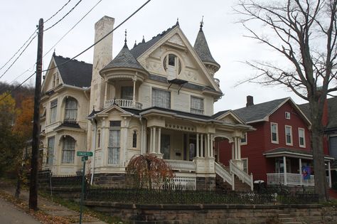 Victorian Porches, Quaint Homes, Boston Architecture, Weird Obsessions, Gothic Homes, Historical Houses, Queen Anne House, Victorian Exterior, Cambridge House