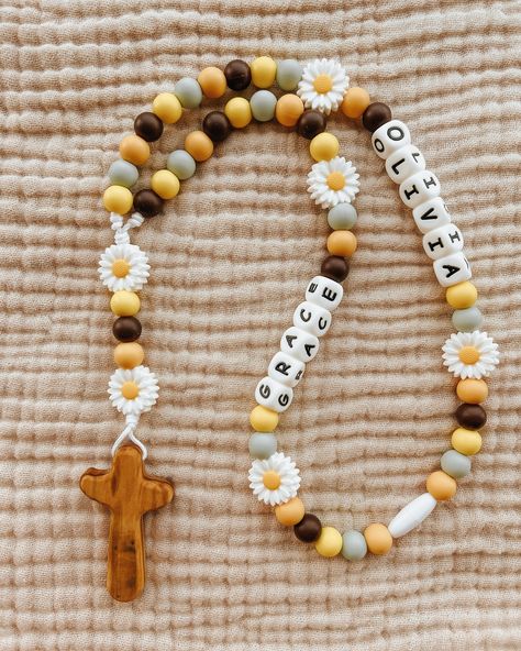 SO. CUTE! 🌻💛 This is just one of our many options for our custom silicone baby rosaries!! You can find all our options at abundantlyyours.org for just comment "BABY" 😁😁 Beaded Rosary Diy, Catholic Relationship, Make A Rosary, Diy Rosary, Ac Ideas, Catholic Decor, Diy Bracelet Designs, Catholic Jewelry, Rosary Catholic