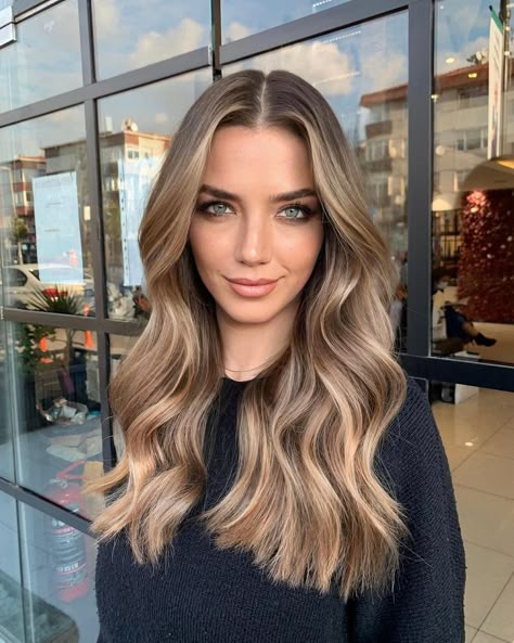 Bronde Balayage, Blonde Hair Inspiration, Face Light, Balayage Highlights, Hair Inspo Color, Natural Look, About Hair, Hair Designs, Huda Beauty