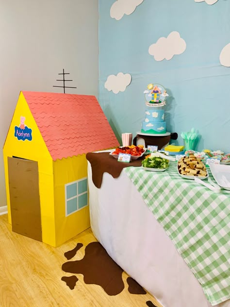 Diy Peppa Pig House, Peppa Pig House Diy, George Pig Party, Peppa Pig Birthday Decorations, Peppa Pig House, Peppa Pig Decorations, Peppa Pig Birthday Party Decorations, Pig Halloween, Peppa Pig Birthday Cake