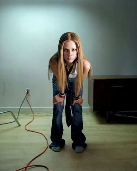 AVRIL LAVIGNE BRAZIL FANPAGE | Let Go era 🤍 📸 Joe Fornabaio Shoot (2002) #avrillavigne #letgo #anythingbutordinary #photoshoot #rock #2002 #blackstar… | Instagram Avril Lavigne 2002, Avril Lavigne Let Go, Metal Meme, Avril Lavigne Photos, Avril Lavigne Style, Home Photo Shoots, Kellan Lutz, Elizabeth Gillies, Rock Chic