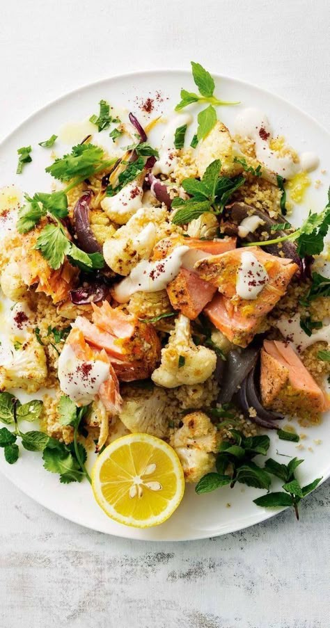 Salmon And Cauliflower, Basic Manicure, Roast Salmon, Plats Healthy, Cauliflower Salad, Roasted Salmon, Main Meals, Salmon Recipes, Fish Recipes