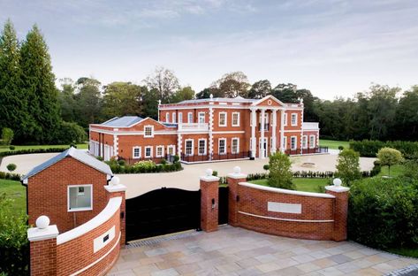 Millionaire Houses, Driveway Columns, Big Homes, Farm Gates, Uk Houses, Safe House, St Georges, Drifting Cars, Gate House