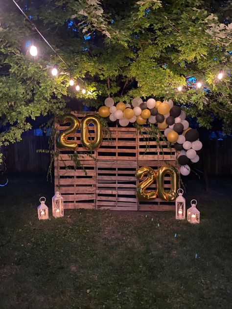 Wooden pallet backdrop, graduation photo backdrop Diy Graduation Party Ideas, Diy Graduation Party, Rustic Graduation Party, Grad Party Theme, Graduation Party Pictures, High School Graduation Party Decorations, College Grad Party, Graduation Party Backdrops, Backyard Graduation Party