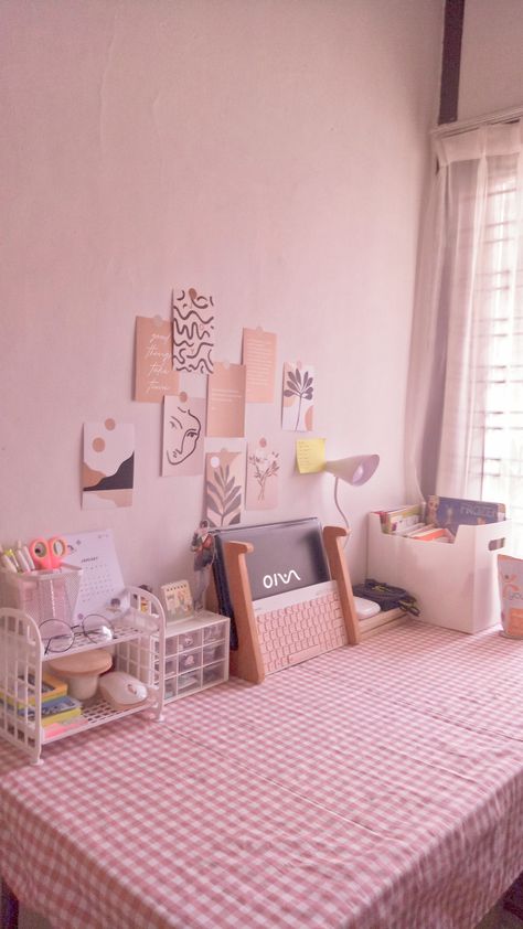 Simple Pink Desk Setup, Simple Study Desk Decor, Pink Vibes Aesthetic, Desk Flatlay, Simple Study Desk, Desk Pink, Desk Aesthetic, Study Desk Decor, Aesthetic Desk