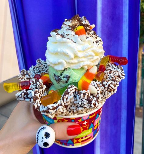 Halloween Sundae, Best Disneyland Food, Instagram Cookies, Disneyland Food, Disney Pics, Disneyland Halloween, Halloween Time, Halloween Vibes, Cake Slice