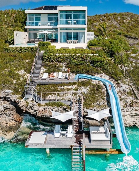 House On The Water, Beachfront House, Dream Vacations Destinations, Resort Pools, Modern House Exterior Colors, Luxury Homes Dream Houses, Design Your Dream House, Dream House Exterior, Vacation Places