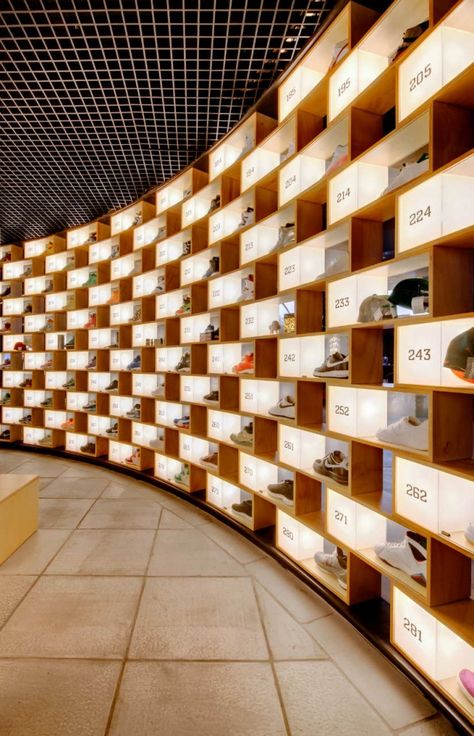 Someone FINALLY understand how spatial design SELLS the products! Shoe Exhibition, Shoe Store Design, Sneaker Displays, Retail Inspiration, Museum Displays, Interior Display, Exhibition Display, Retail Store Design, Sneaker Stores