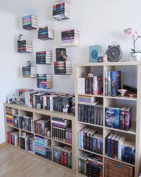 Bookshelves Decor, Lots Of Books, Bookshelf Inspiration, Bookshelves In Bedroom, Decorating Bookshelves, Home Library Design, Design Library, Home Libraries, Library Design