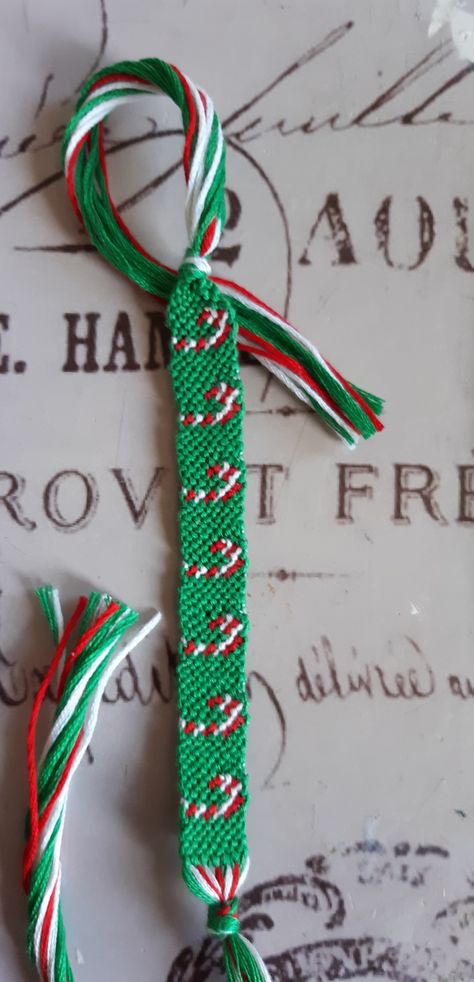 Friendship Bracelets Christmas, Christmas String Bracelets, Floss Bracelets, Bracelets Christmas, Christmas Jewelry Diy, String Bracelets, Christmas Bracelet, String Bracelet, Christmas Jewelry