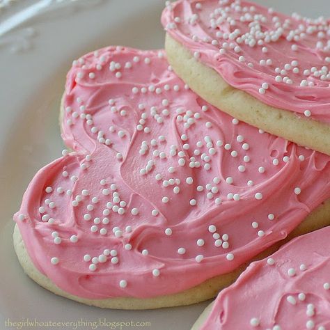 perfect sugar cookie. I cannot resist frosted sugar cookies. Lofthouse Cookies, Sour Cream Sugar Cookies, The Girl Who Ate Everything, Valentines Printable, Perfect Sugar Cookies, Cookie Sandwich, Fresh Fruit Recipes, Cookies Sugar, Art Valentines