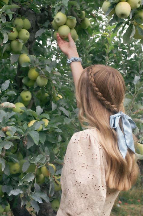 Photoshoot Apple Picking, Apple Fashion Photography, Apple Picking Outfit Hot Day, Apple Picking Hairstyles, Apple Tree Photoshoot, Apple Orchard Photoshoot Friends, Apples Photoshoot, Apple Farm Photoshoot, Apple Picking Photography