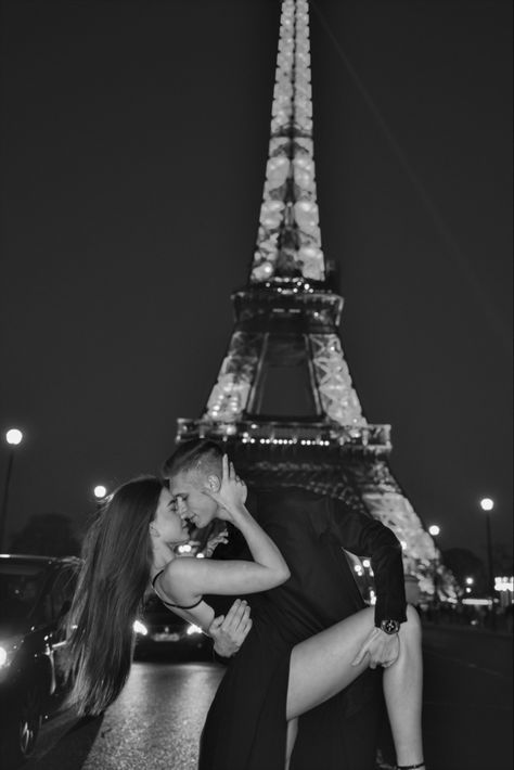 Paris Couple Pictures, Paris Photo Ideas, Paris Honeymoon, Paris Photoshoot, Paris Couple, Paris Black And White, Black And White Couples, Paris Dream, Elegant Couple