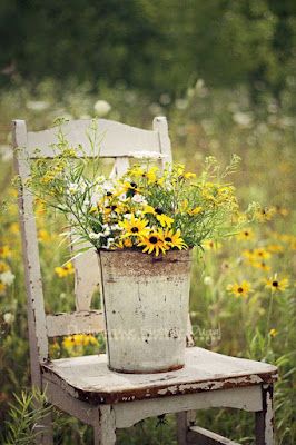 With Hook and Needle: Yard Work Chair With Flowers, Bouquet Champetre, Beautiful Bouquets, Old Chair, Have Inspiration, Old Chairs, Down On The Farm, Deco Floral, Country Gardening