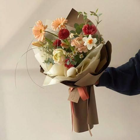 Simple Hand Bouquet, Prettiest Bouquet, Creative Flower Arrangements, Boquette Flowers, Flowers Bouquet Gift, Nothing But Flowers, Flower Shower, Flower Therapy, Beautiful Bouquet Of Flowers