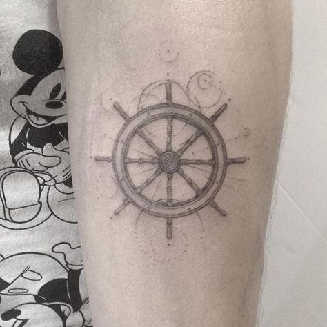 Ship wheel tattoo by Lindsay April on the forearm Captains Wheel Tattoo, Cookies Tattoo, Helm Tattoo, Ship Wheel Tattoo, Ship Tattoos, Tattoo Perna, Random Tattoos, Wheel Tattoo, Compass Rose Tattoo