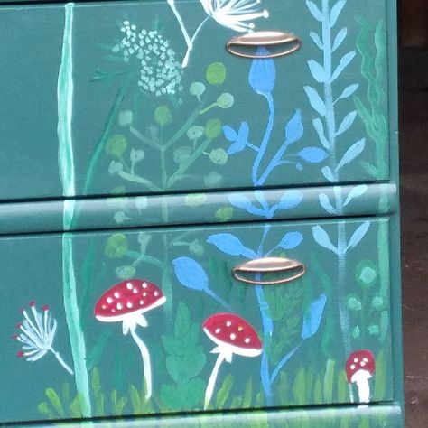 Painting Drawers Ideas, Easy Paint Designs, Paint Dresser Diy, Hand Painted Dressers, Dresser Refinish, Hippie Bedroom, Whimsical Painted Furniture, Mushroom Crafts, Mushroom Drawing