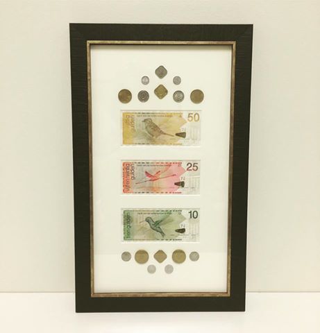 Currency Display Ideas, Foreign Currency Display Ideas, Framed Objects, Money Frame, Dark Living Rooms, Wall Decorating, Coin Display, Museum Displays, Art Decor Diy