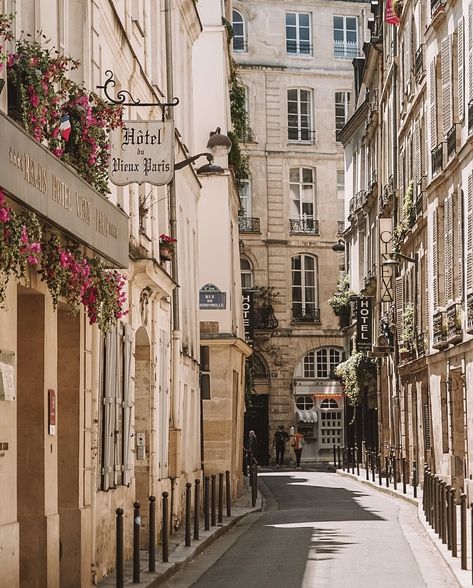 Hidden Gem in Paris' 6th District - Rue Gît-le-Cœur 6th Arrondissement Paris, Life In Paris Aesthetic, Paris Street Photography, Paris Streets Aesthetic, Monmatre Paris, Paris Shopping Street, Parisienne Apartment, Paris Moodboard, Paris Mood Board