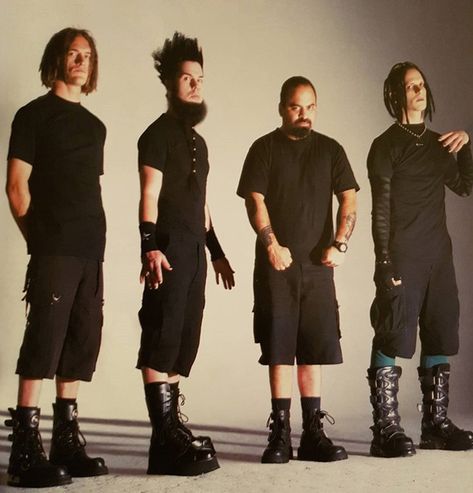 Nu Metal Fashion Men 2000s, Nu Metal Pose, Nu Metal Outfit Men, Black Metal Men, Nu Metal Fashion Men, Metal Head Outfits Men, Static X Band, Numetal Fashion