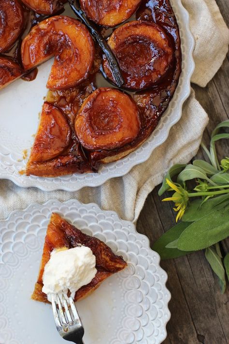 Peach Tarte Tatin – HonestlyYUM Pie Peach, Tart Tatin, Nectarine Recipes, Tarte Tatin Recipe, Dried Peaches, Peach Tart, Pudding Parfait, Peach Crumble, Easy Sweets