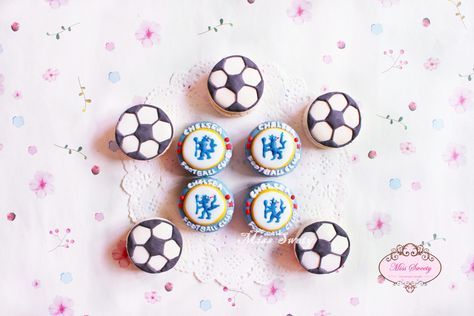 Soccer and Chelsea macarons by @miss.sweety on instagram Soccer Macarons, Macaron Designs, Sweet Ideas, Macaroons, Macarons, Sugar Cookie, Chelsea, Enamel Pins, Soccer