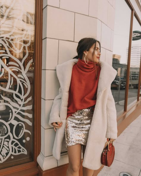 Sequin Holiday Outfit, Stile Blair Waldorf, Outfit Elegantes, Red Turtleneck Sweater, Fall Fashion Coats, Red Turtleneck, Moda Chic, Eve Outfit, New Years Eve Outfits