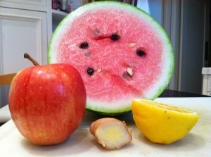 Watermelon, apple, lemon, ginger juice! Try my light, tart and refreshing watermelon apple lemon ginger juice! It's low in calories but contains lots of essential vitamins and minerals! Apple Lemon Ginger Juice, Apple Juice Benefits, Ginger Apple Juice, Green Juice Benefits, Apple Juice Recipe, Watermelon Juice Recipe, Drink Green Juice, Canteloupe, Lemon Juice Benefits