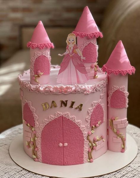 Small Princess Cake, Doll House Cake, Ukrasavanje Torti, Barbie Cake Designs, Barbie Castle, Princess Theme Cake, Castle Cakes, Princess Doll Cake, Castle Birthday Cakes