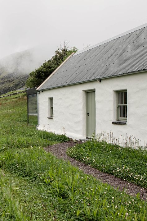 Dublin Townhouse, Irish Cottage Exterior, Modern Irish Cottage, Irish Cottage Renovation, Stone Cottages Interior, Irish Cottage Interiors, Stone Cottage Homes, Small Cottage Interiors, Cottage Photography