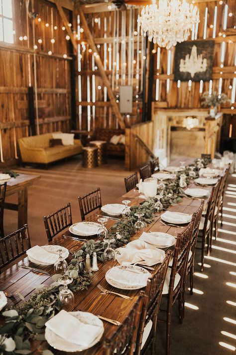 Wedding Farmhouse Table Centerpieces, Farmhouse Wedding Tablescape, Wedding In Farmhouse, Barnhouse Wedding Rustic, Farmhouse Table Setting Wedding, Farmhouse Wedding Tables, Farmhouse Wedding Table Setting, Boho Farmhouse Wedding Decor, Farmhouse Table Centerpieces Wedding